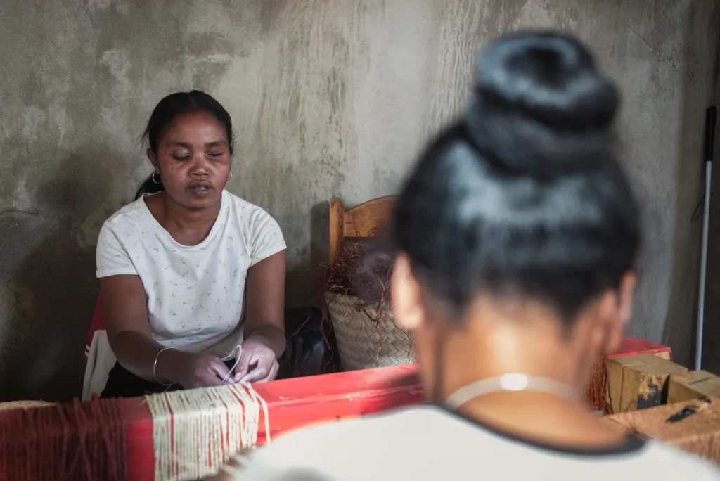 Elodie, 29 ans, crocheteuse, au travail dans l’atelier Made for a Woman à Antananarivo