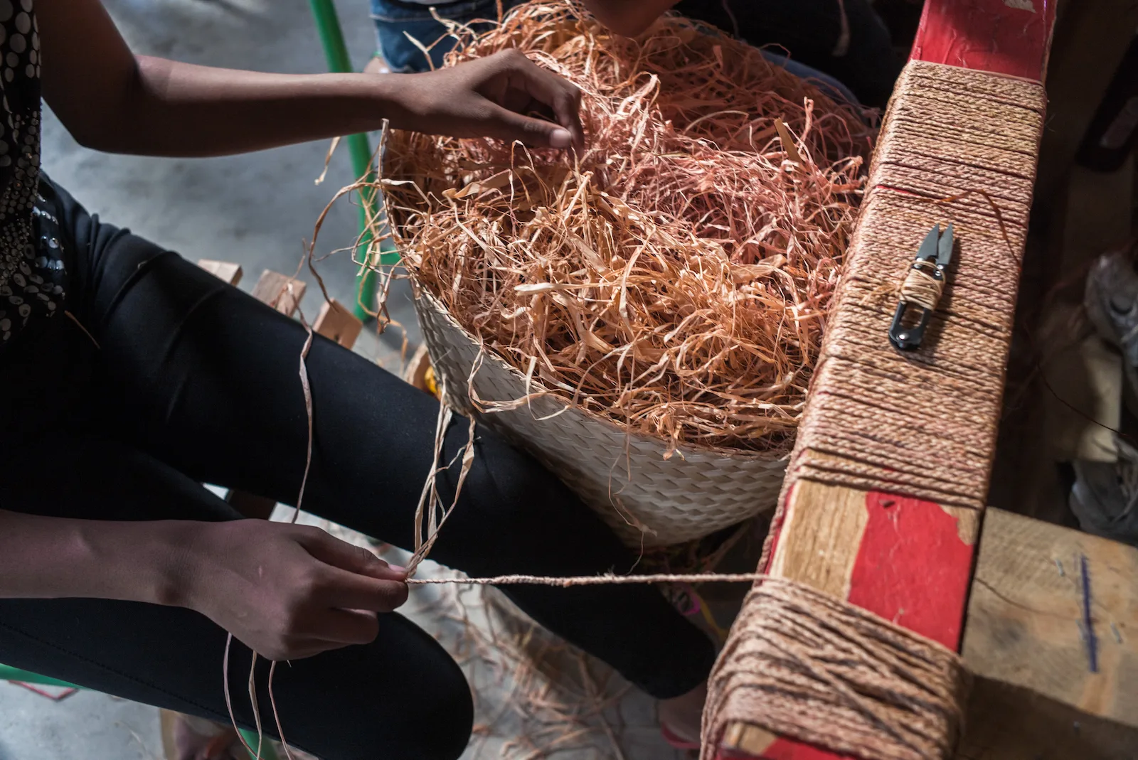 Elodie, 29 ans, crocheteuse, au travail dans l’atelier Made for a Woman à Antananarivo