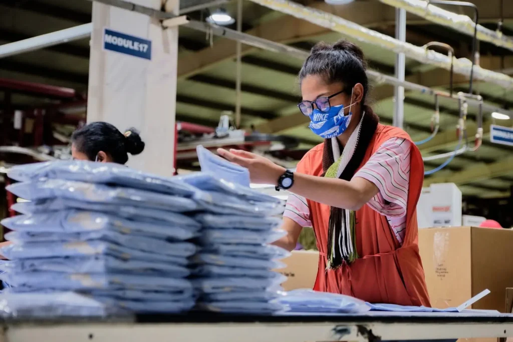 Landréa, jeune femme malentendante, finition au sein de l’entreprise textile TROPIC MAD - Projet TAFA