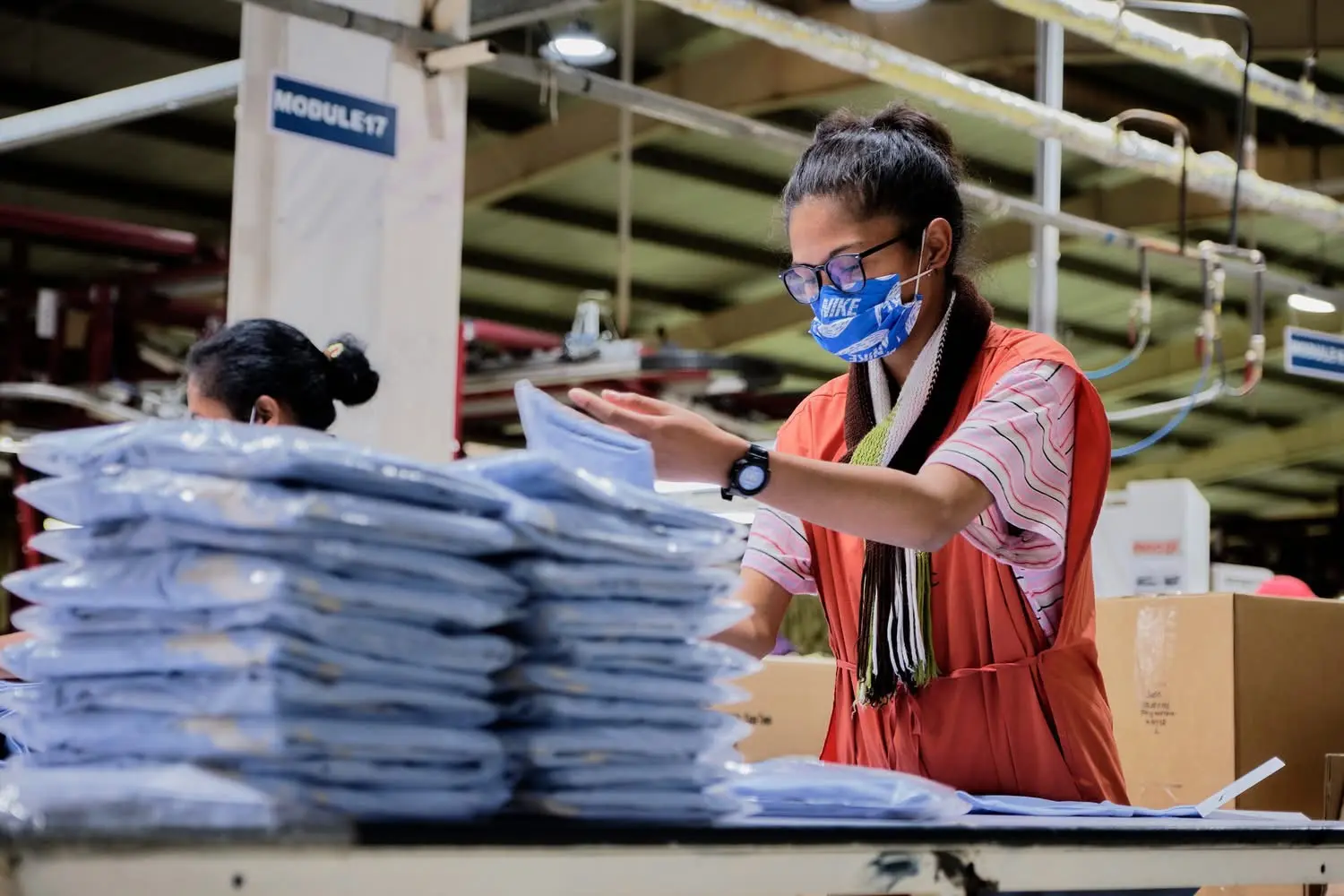 Landréa, jeune femme malentendante, finition au sein de l’entreprise textile TROPIC MAD - Projet TAFA