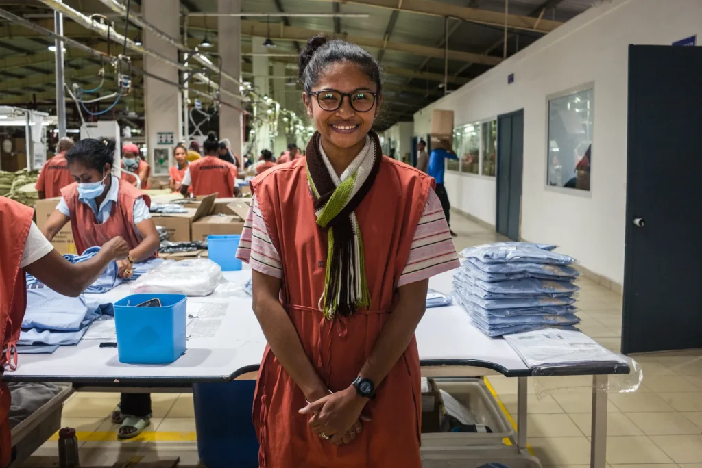 Landria, 23 ans, couturière sourde, à son poste de finition chez TROPIC MAD à Antananarivo