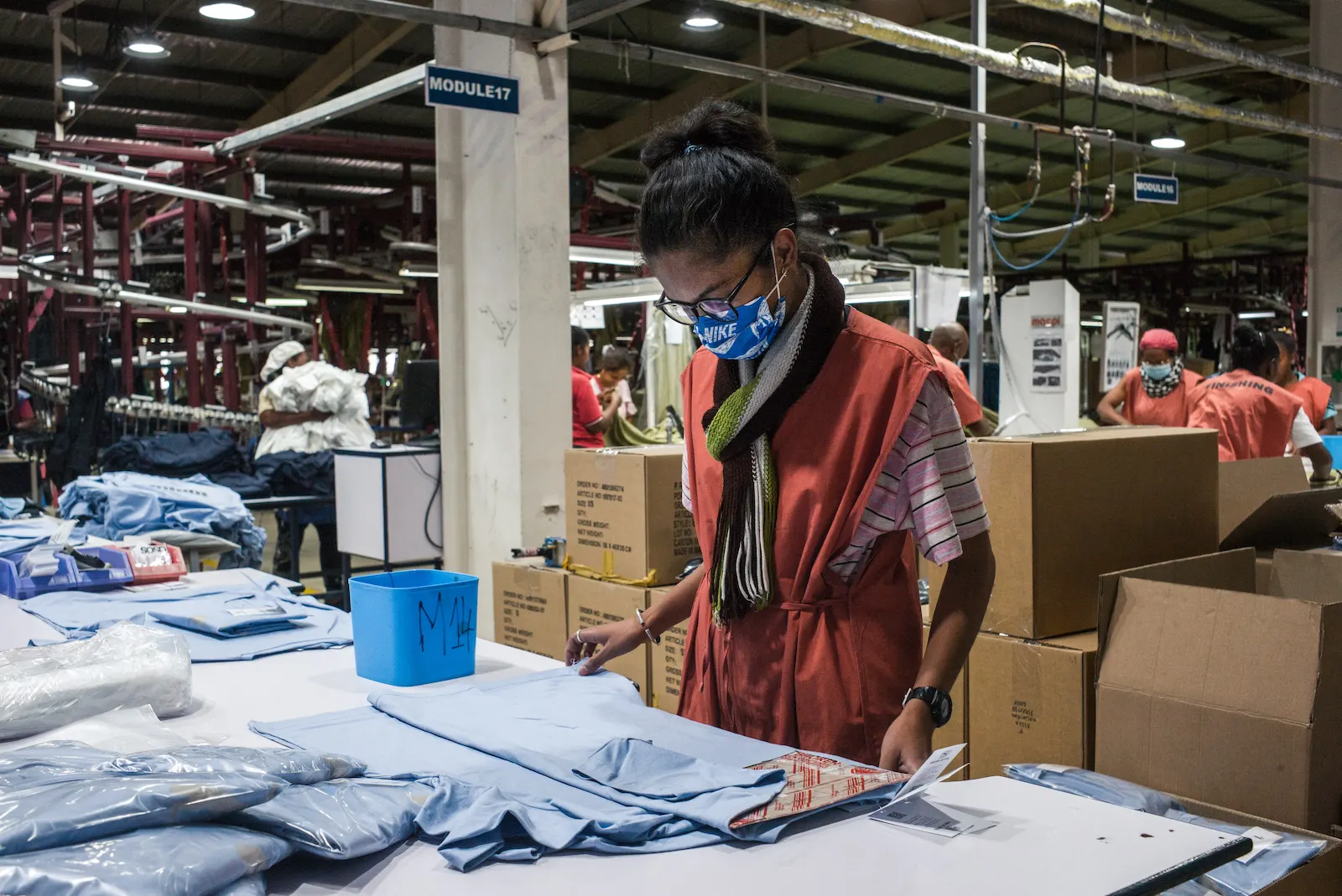 Landria, 23 ans, couturière sourde, à son poste de finition chez TROPIC MAD à Antananarivo