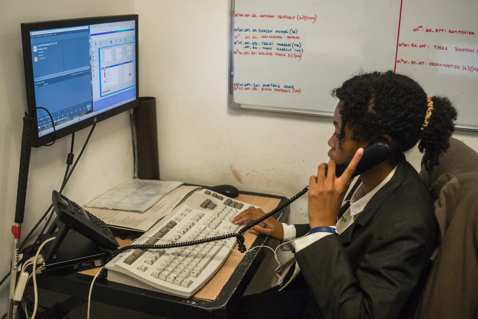 Narindra, 26 ans, standardiste aveugle, à son poste au Radisson Blu d’Antananarivo