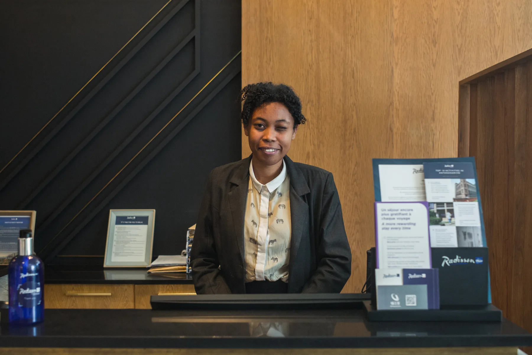 Narindra, jeune femme non-voyante, accueille la clientèle au Radisson Blu d’Antananarivo - Projet TAFA